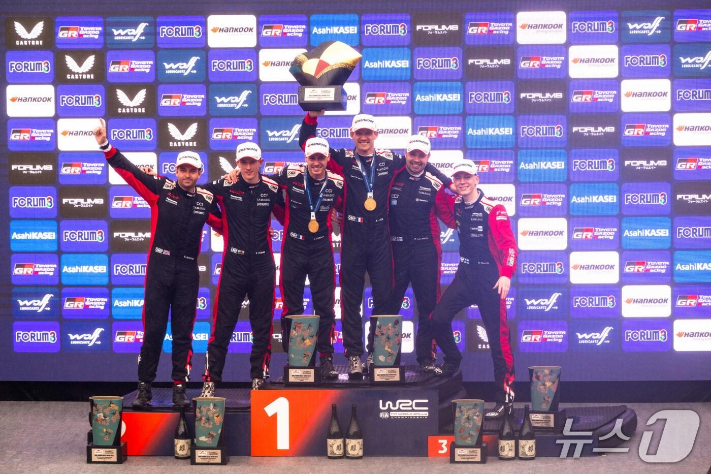WRC 13 라운드 일본 랠리 포디엄. 2위 스콧 마틴-엘핀 에반스, 1위 빈센트 랑데-세바스티앙 오지에, 3위 마르코 살미넨-사미 파야리&#40;한국타이어 제공&#41;