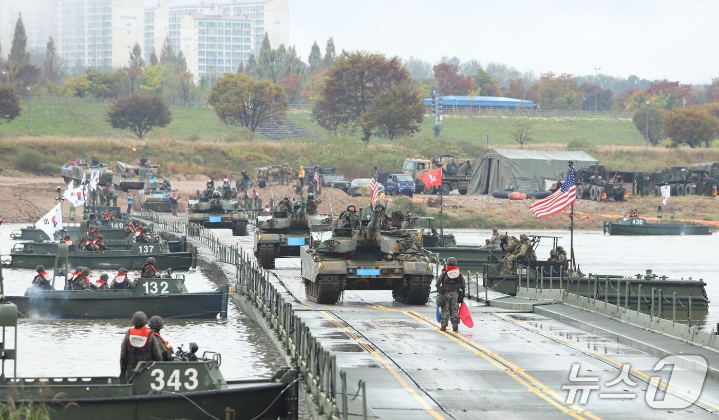 K1전차가 한미공병부대가 구축한 연합부교를 이용해 남한강을 도하하고 있다.&#40;제7기동군단 제공. 재판매 및 DB 금지&#41;/뉴스11 