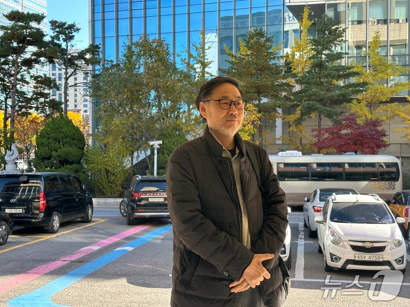 본문 이미지 - 10일 오전 서울 영등포경찰서 앞에서 고발인 조사에 앞서 발언 중인 김순환 서민민생대책위원회 사무총장. 2025.11.10/뉴스1 ⓒ News1 강서연 기자