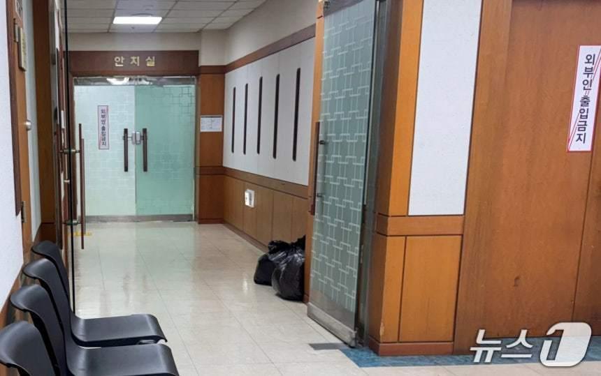 본문 이미지 - 울산화력 붕괴사고로 숨진 김 모 씨&#40;44&#41;의 시신이 안치된 울산 중구 동강병원 안치실. 2025.11.9/뉴스1 ⓒ News1 김세은 기자