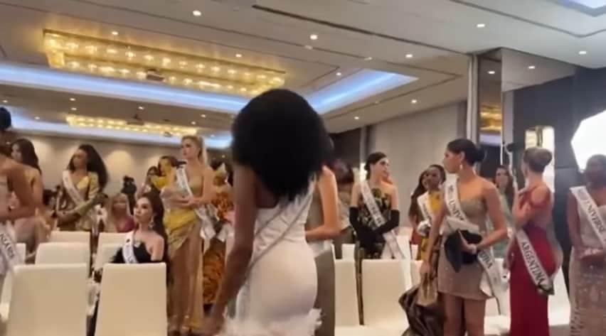대회 책임자에게 모욕적인 발언을 들은 미스유티버스 참가자들이 단체로 퇴장하고 있다. 출처=유튜브