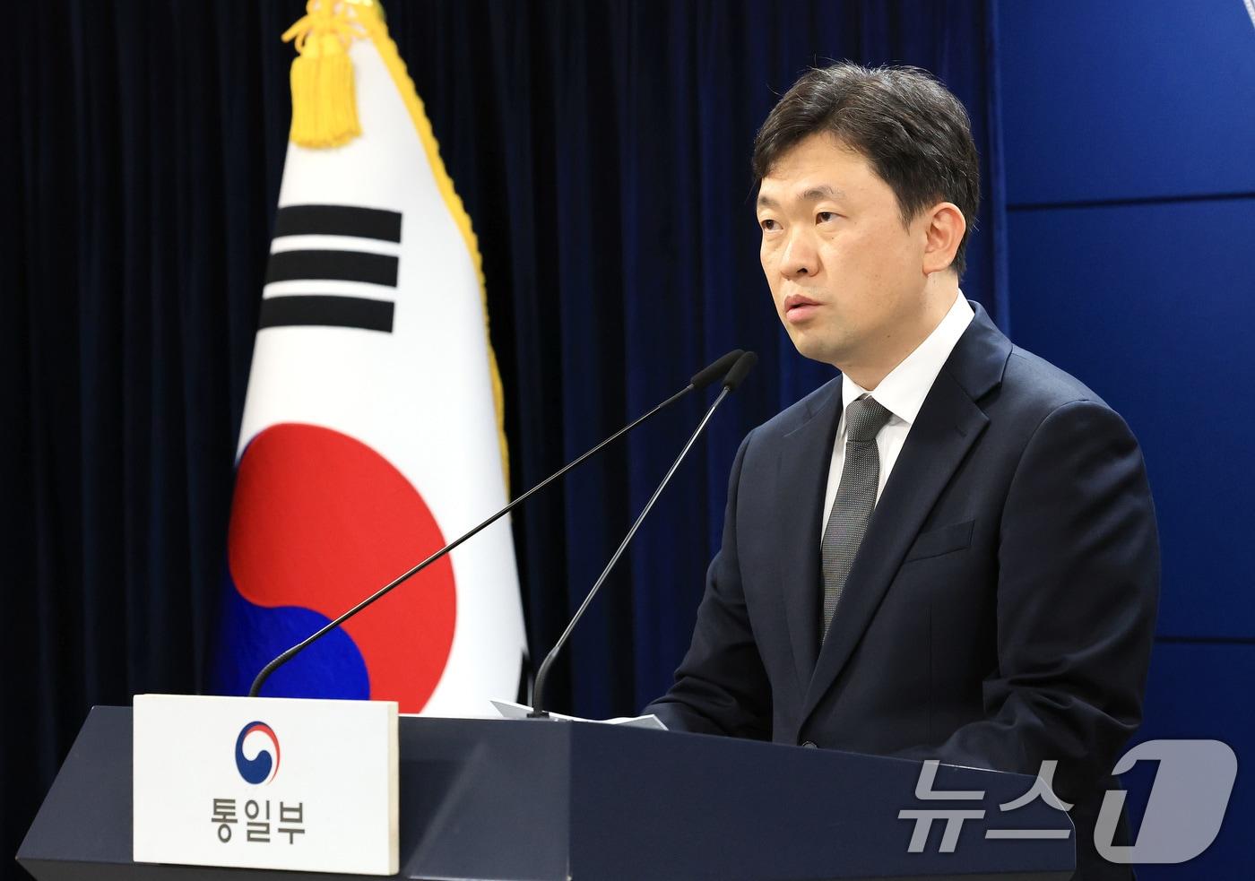 윤민호 통일부 대변인이 10일 서울 종로구 정부서울청사 브리핑실에서 정례브리핑을 하고 있다. 2025.11.10/뉴스1 ⓒ News1 임세영 기자