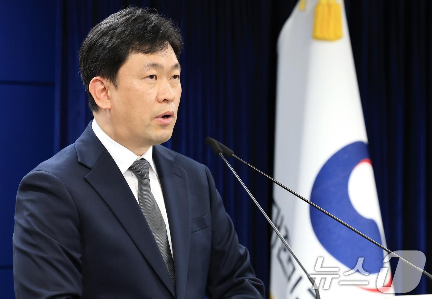 윤민호 통일부 대변인이 10일 서울 종로구 정부서울청사 브리핑실에서 정례브리핑을 하고 있다. ⓒ News1 임세영 기자