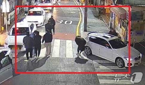 본문 이미지 - 지난해 11월 27일 신20세기파 조직원들이 범행을 앞두고 현장으로 집결하고 있다.&#40;부산경찰청 제공. 재판매 및 DB 금지&#41;