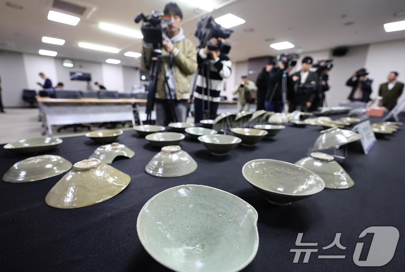 10일 서울 종로구 국립고궁박물관에서 열린 태안 마도 해역 수중발굴 조사성과 언론공개회에서 발굴 유물들이 공개되고 있다. 국가유산청 국립해양유산연구소는 태안 마도 해역에서 올해 4월부터 현존 유일의 조선시대 선박인 마도4호선의 선체 인양을 시작해 지난 달 작업을 마쳤다. 2025.11.10/뉴스1 ⓒ News1 김도우 기자
