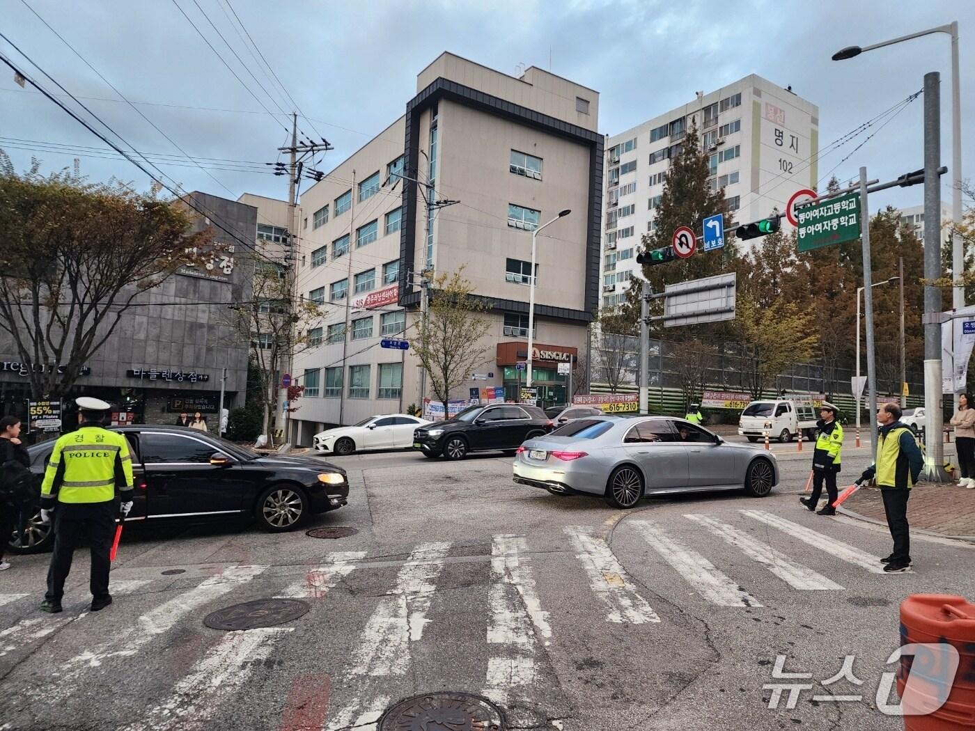 본문 이미지 - 2025학년도 대학수학능력시험 당시 동아여고 앞에서 이뤄진 특별 교통관리 모습. &#40;광주 남구 제공. 재판매 및 DB 금지&#41;