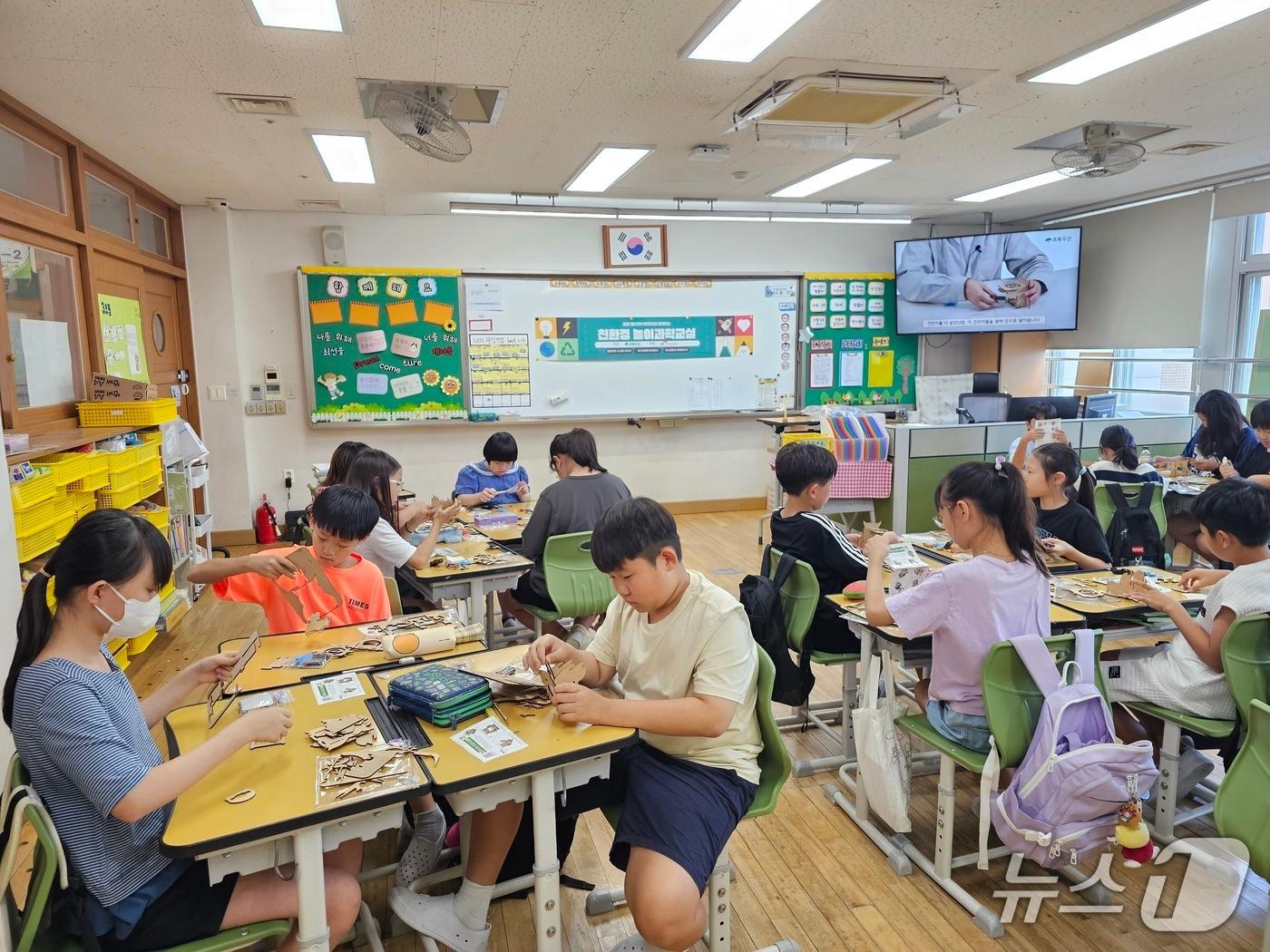 본문 이미지 - 놀이과학교실&#40;SK인천석유화학 제공/뉴스1&#41;