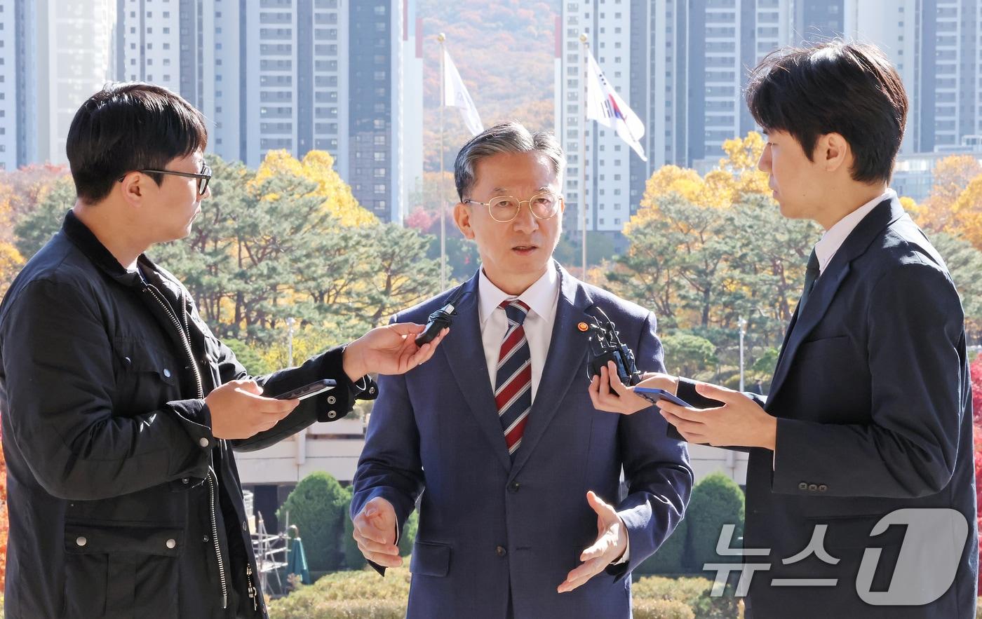 정성호 법무부 장관이 10일 오전 경기 정부과천청사 법무부 출입구에서 최근 검찰이 대장동 개발비리 의혹 사건 1심 선고에 대한 항소를 포기한 것과 관련한 입장을 밝히고 있다. 2025.11.10/뉴스1 ⓒ News1 장수영 기자