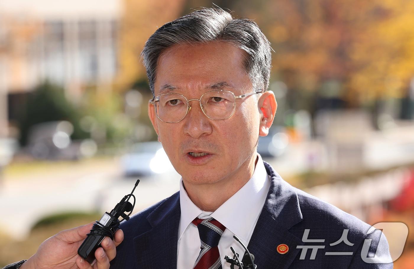 정성호 법무부 장관이 지난 10일 오전 경기 정부과천청사 법무부 출입구에서 최근 검찰이 대장동 개발비리 의혹 사건 1심 선고에 대한 항소를 포기한 것과 관련한 입장을 밝히고 있다. 2025.11.10/뉴스1 ⓒ News1 장수영 기자