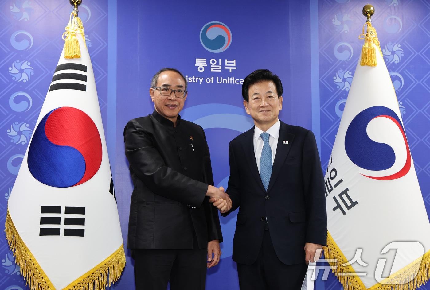 정동영 통일부 장관&#40;오른쪽&#41;이 10일 서울 종로구 정부서울청사에서 타니 상랏&#40;Tanee Sangrat&#41; 주한태국대사를 접견하고 있다. 2025.11.10/뉴스1 ⓒ News1 임세영 기자