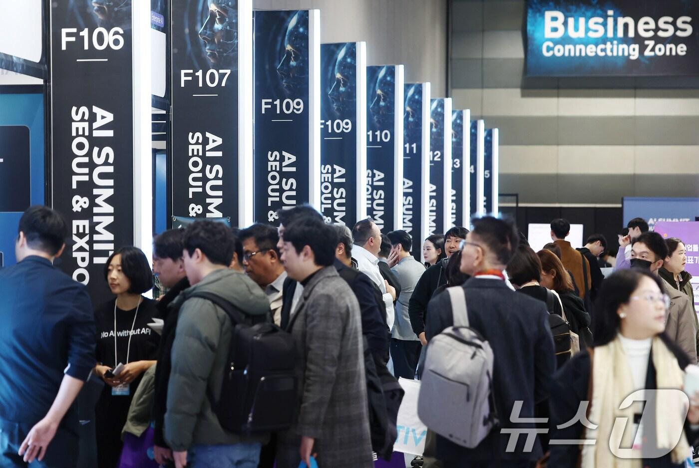 10일 서울 강남구 코엑스에서 열린 2025 AI서밋서울앤엑스포가 관람객들로 붐비고 있다. 2025.11.10/뉴스1 ⓒ News1 김민지 기자