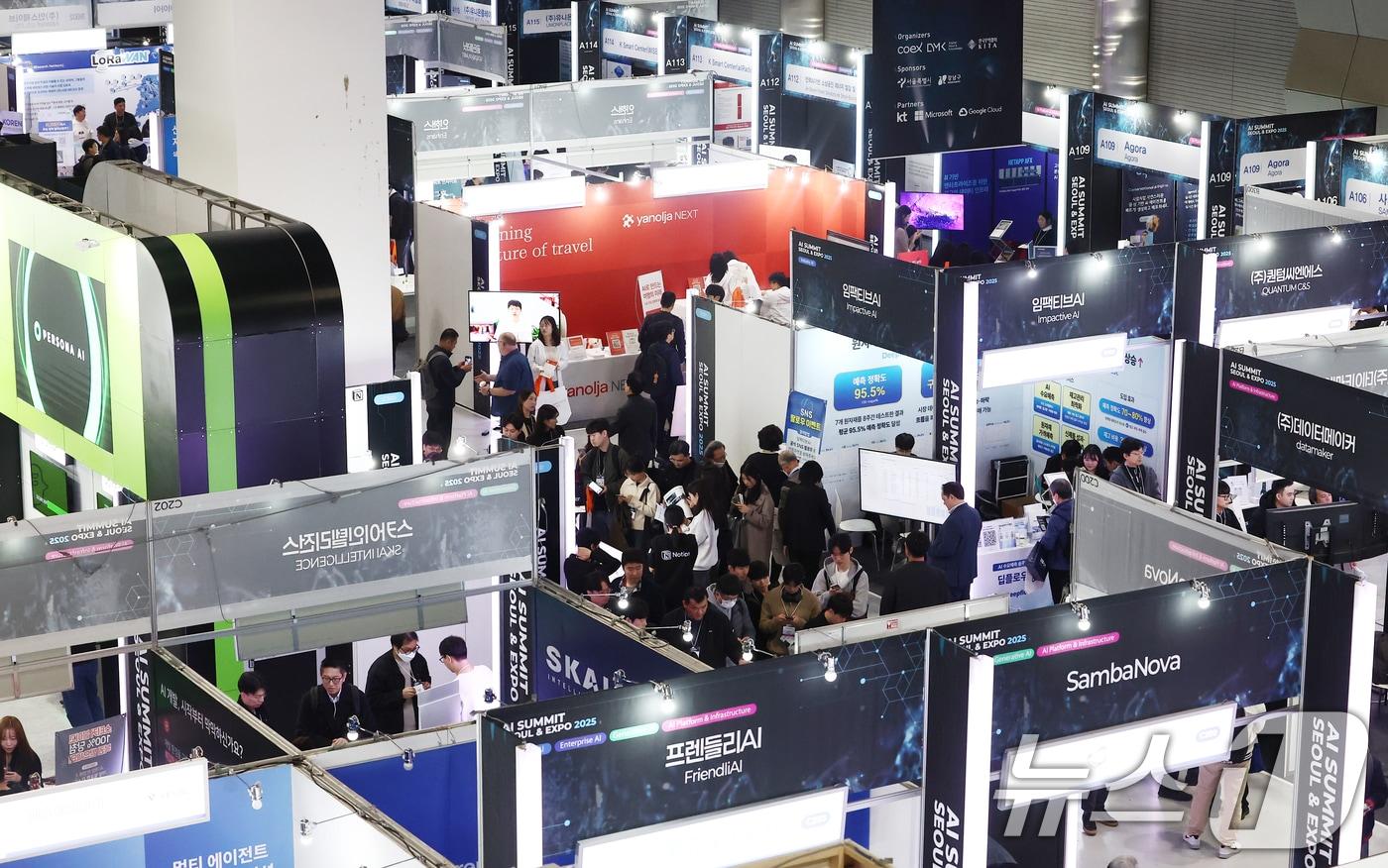 본문 이미지 - 10일 서울 강남구 코엑스에서 열린 2025 AI서밋서울앤엑스포에서 관람객들이 참가 부스를 둘러보고 있다. 2025.11.10 ⓒ 뉴스1 김민지 기자