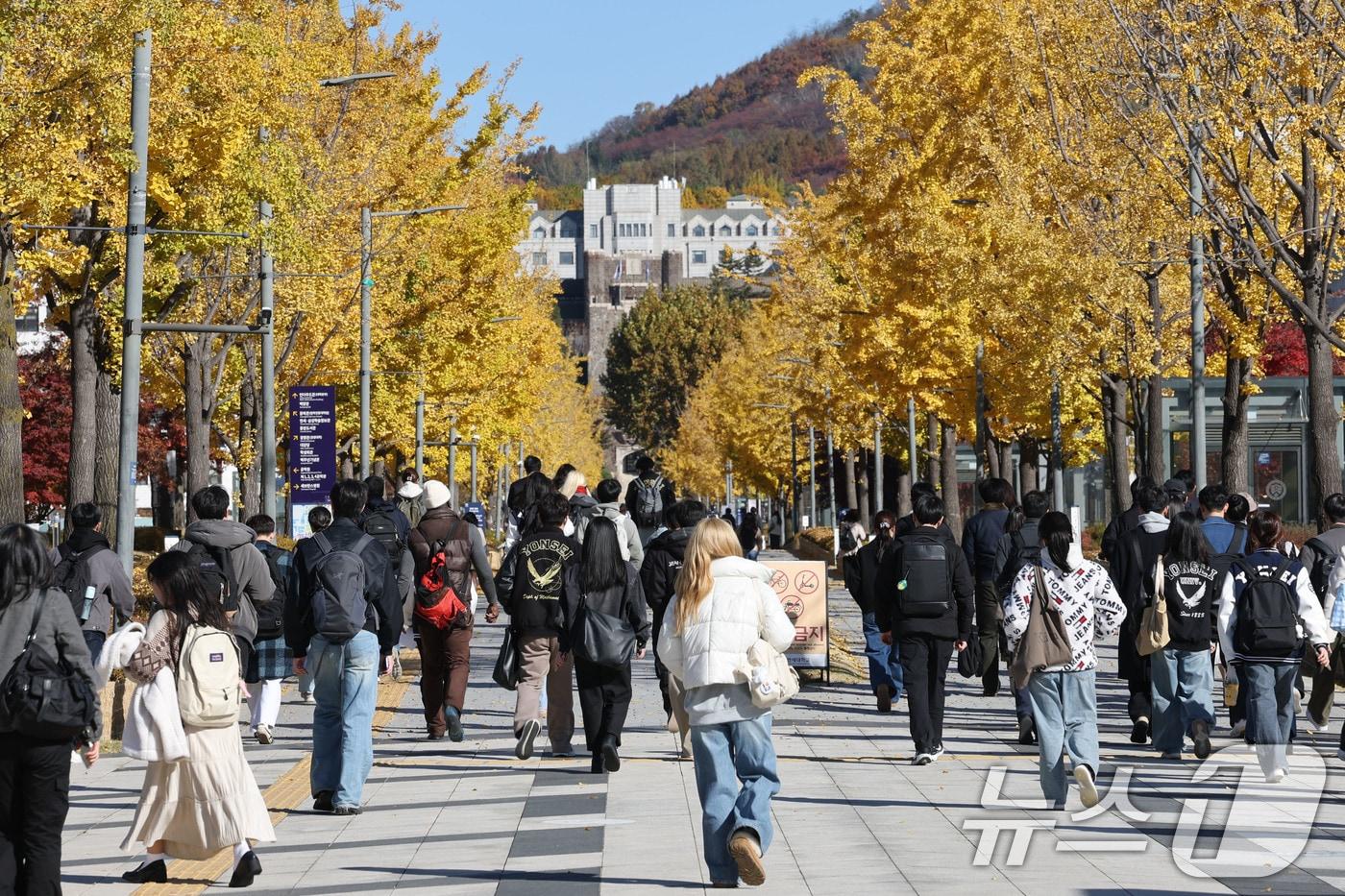 서울 서대문구 연세대학교 신촌캠퍼스에서 등교하는 학생들의 모습. /뉴스1 ⓒ News1 이광호 기자