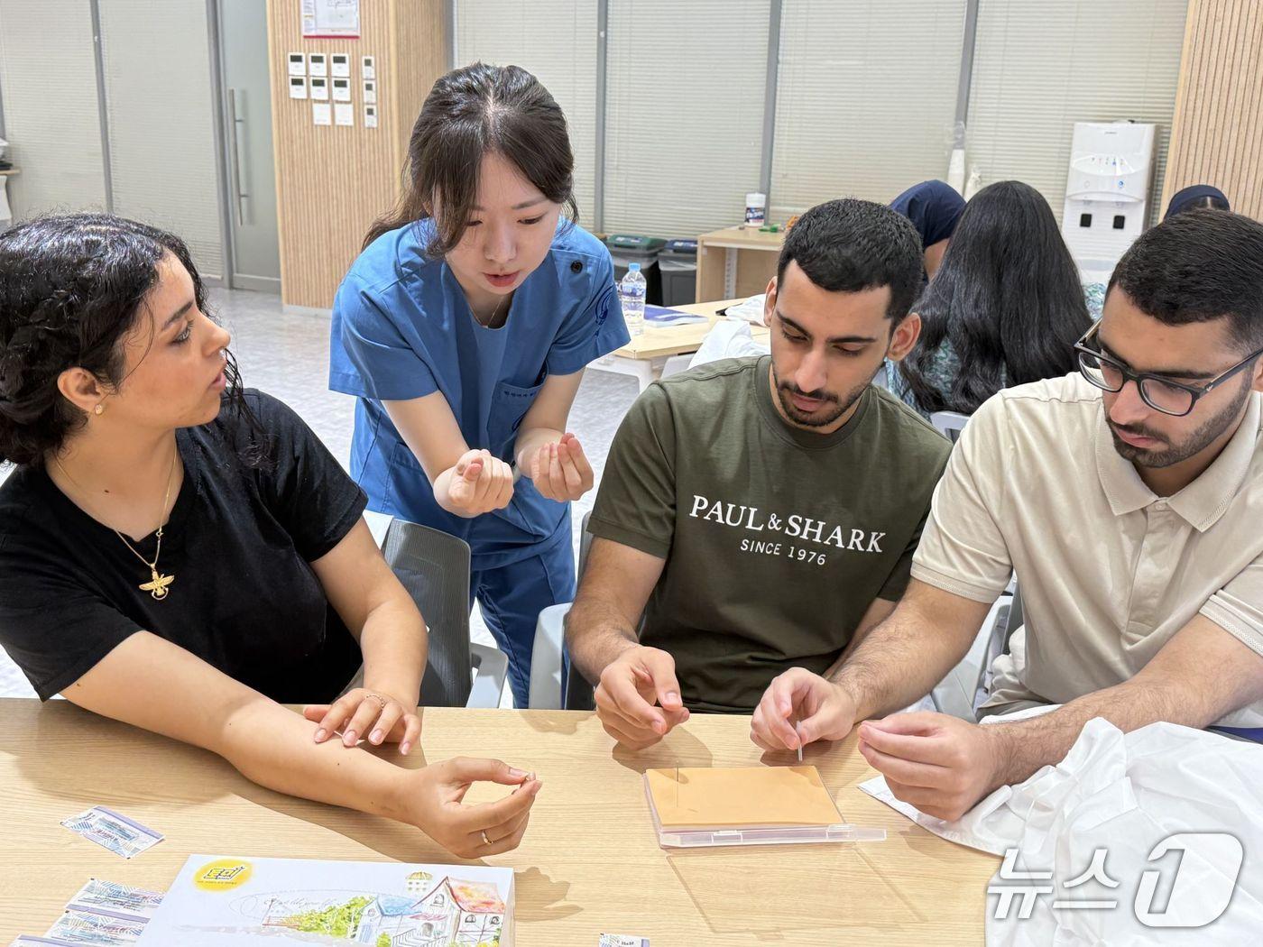 본문 이미지 - 해외 의대생들이 자생한방병원에서 침 치료를 배우고 있다.&#40;자생한방병원 제공&#41;