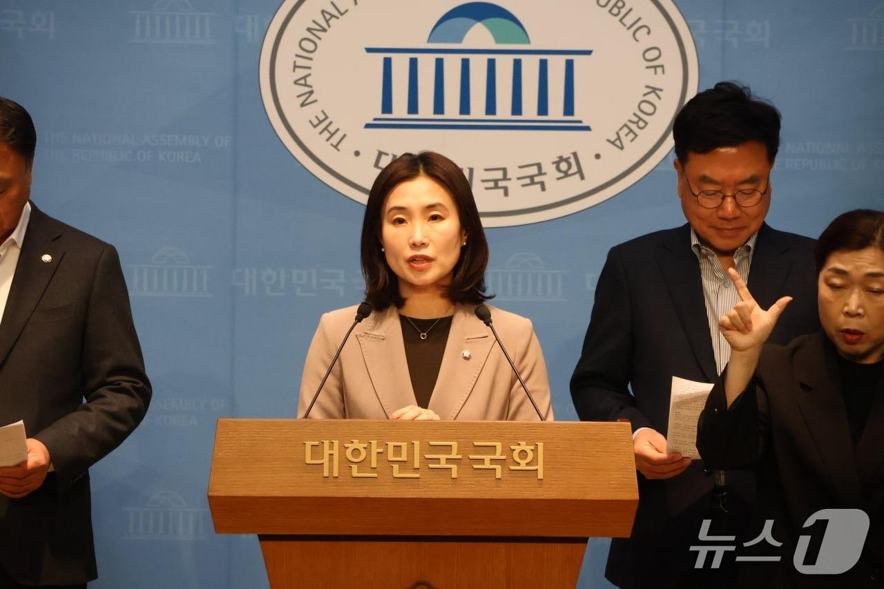 본문 이미지 - 국회 기후위기특별위원회 국민의힘 간사 김소희 의원은 10일 국회 소통관에서 기자회견을 열고  당정이 &#39;2035 국가 온실가스 감축 목표&#40;NDC&#41;&#39;를 기존 정부안보다 상향 조정한 데 대해  비판했다. 