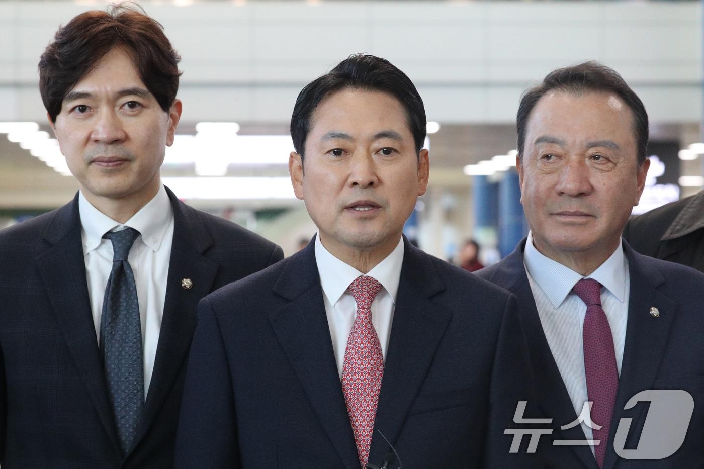 장동혁 국민의힘 대표 등이 10일 충북 청주국제공항 시설물 시찰을 마친 뒤 취재진 질문에 답하고 있다. 2025.11.10/뉴스1 ⓒ News1 김용빈 기자