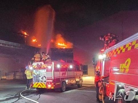 본문 이미지 - 화재 현장. &#40;경기도소방재난본부 제공. 재판매 및 DB 금지&#41; 2025.11.10/뉴스1