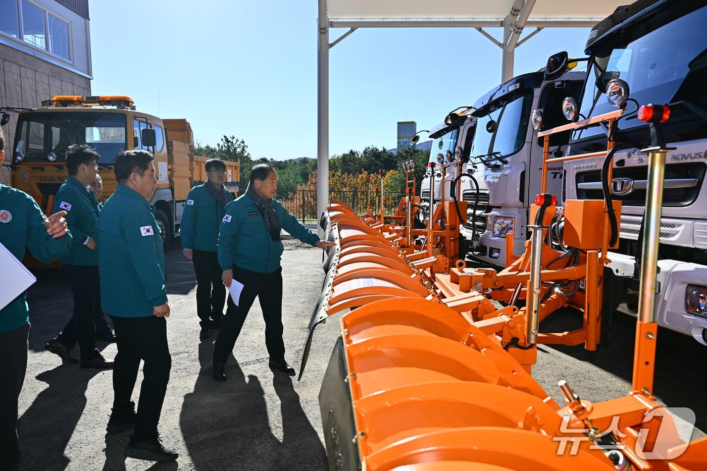 강원 속초시는 10일 오전 &#39;2025년 겨울철 종합대책 보고회;를 열고 기상 상황별 비상근무 계획과 제설 대응체계를 최종 점검했다.&#40;속초시 제공, 재판매 및 DB 금지&#41; 2025.11.10/뉴스1