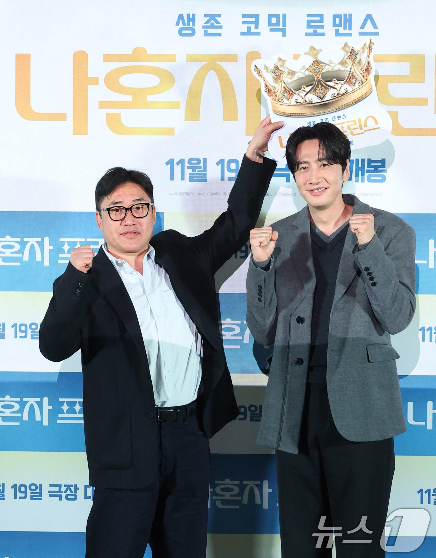 본문 이미지 - 김성훈 감독과 배우 이광수(오른쪽)가 10일 서울 용산구 CGV용산아이파크몰에서 열린 영화 ‘나혼자 프린스’ 언론시사회에 참석해 포즈를 취하고 있다. '나혼자 프린스'는 매니저, 여권, 돈 한 푼 없이 낯선 이국땅에 혼자 남겨진 아시아 프린스 강준우(이광수 분)가 펼치는 생존 코믹 로맨스다. 2025.11.10/뉴스1 ⓒ News1 권현진 기자