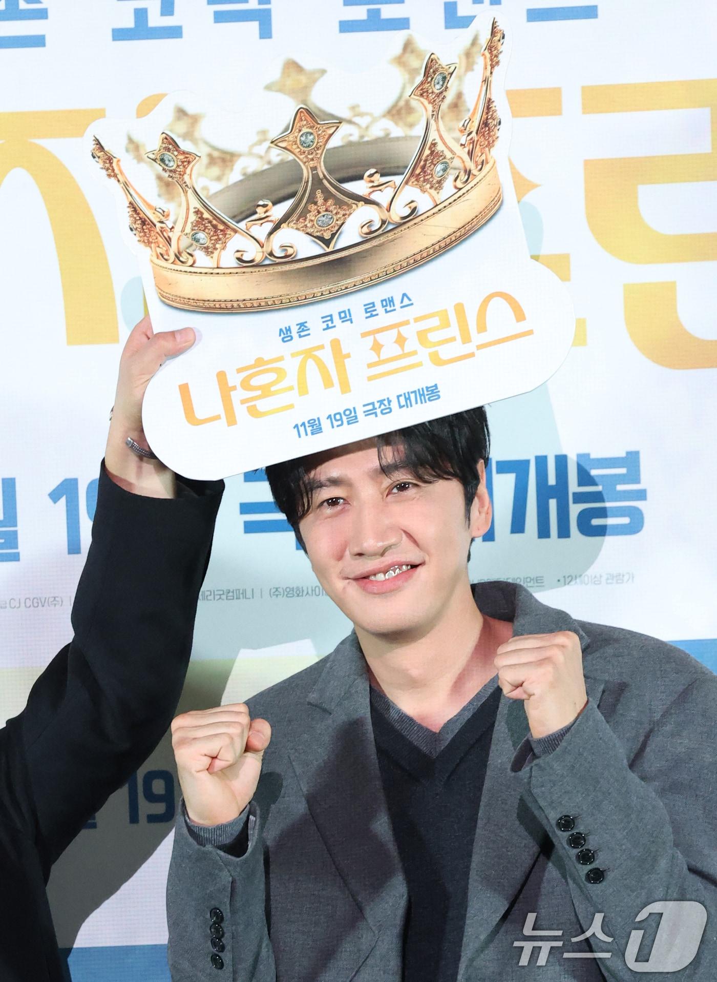 본문 이미지 - 배우 이광수가 10일 서울 용산구 CGV용산아이파크몰에서 열린 영화 ‘나혼자 프린스’(감독 김성훈) 언론시사회에 참석해 포즈를 취하고 있다. '나혼자 프린스'는 매니저, 여권, 돈 한 푼 없이 낯선 이국땅에 혼자 남겨진 아시아 프린스 강준우(이광수 분)가 펼치는 생존 코믹 로맨스다. 2025.11.10/뉴스1 ⓒ News1 권현진 기자