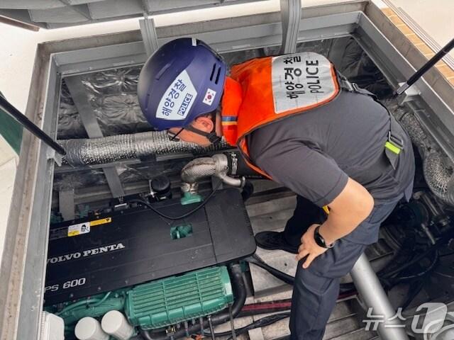 본문 이미지 -  해양오염 취약선박을 조사중인 해경.(서귀포해경서 제공. 재판매 및 DB 금지)/뉴스1