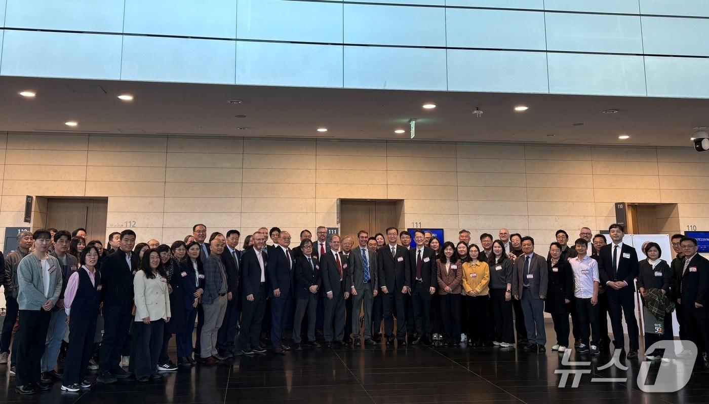 ISO 나노기술 분과 총회 참석자들이 기념사진을 촬영하고 있다.&#40;표준연 제공&#41; /뉴스1