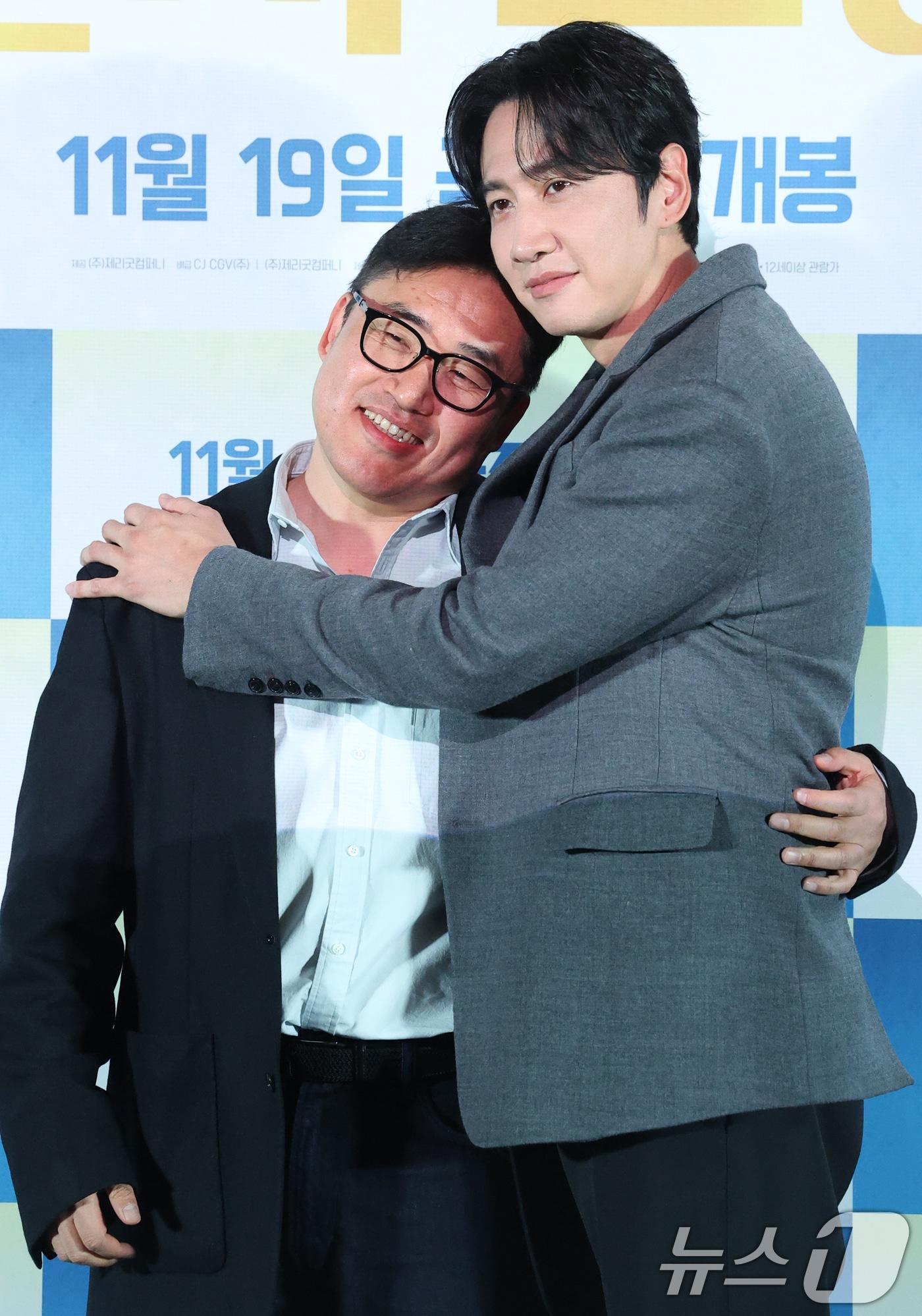 본문 이미지 - 김성훈 감독과 배우 이광수(오른쪽)가 10일 서울 용산구 CGV용산아이파크몰에서 열린 영화 ‘나혼자 프린스’(감독 김성훈) 언론시사회에 참석해 포즈를 취하고 있다. '나혼자 프린스'는 매니저, 여권, 돈 한 푼 없이 낯선 이국땅에 혼자 남겨진 아시아 프린스 강준우(이광수 분)가 펼치는 생존 코믹 로맨스다. 2025.11.10/뉴스1 ⓒ News1 권현진 기자