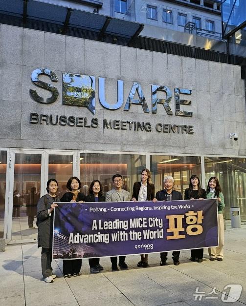 본문 이미지 - 10일 포항국제전시컨벤션센터&#40;POEX&#41; 개관을 앞두고 포항시 대표단이 유럽 주요 도시에 있는 컨벤션센터를 찾아 운영 등에 대해 벤치마킹에 이어 홍보에 나섰다. &#40;포항시제공, 재판매 및, DB금지&#41; 2025.11.10/뉴스1