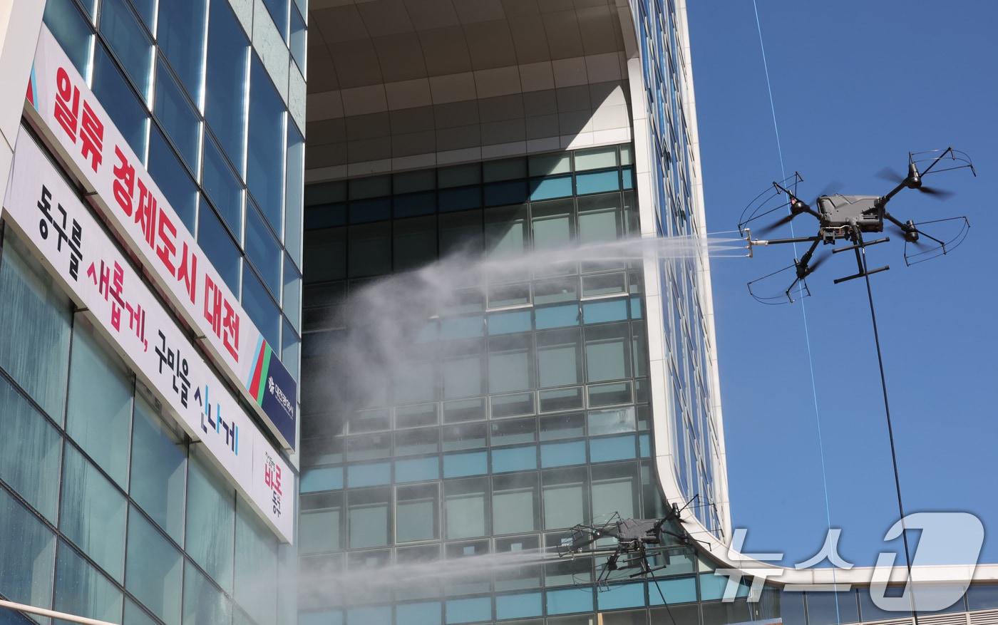 10일 오전 대전 동구청에서 업체 관계자가 드론을 활용해 강력한 청사 외벽을 청소하고 있다.  ⓒ News1 김기태 기자