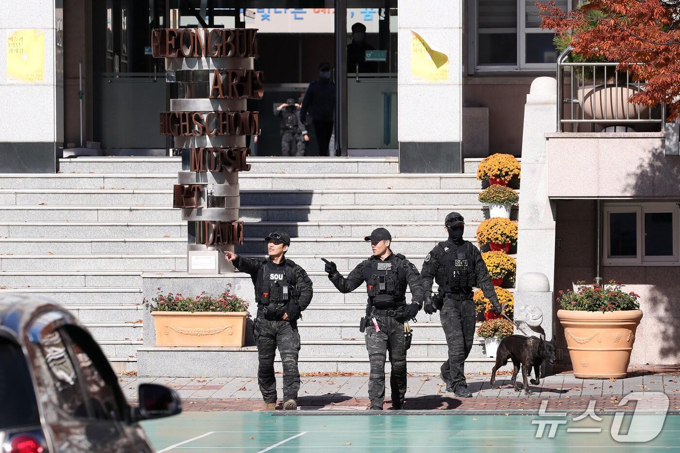 10일 대구 남구에 있는 한 고교에 사제 폭발물을 설치했다는 신고와 관련해 경찰특공대 등이 학내에서 현장 수색을 하고 있다. 2025.11.10/뉴스1 공정식 기자