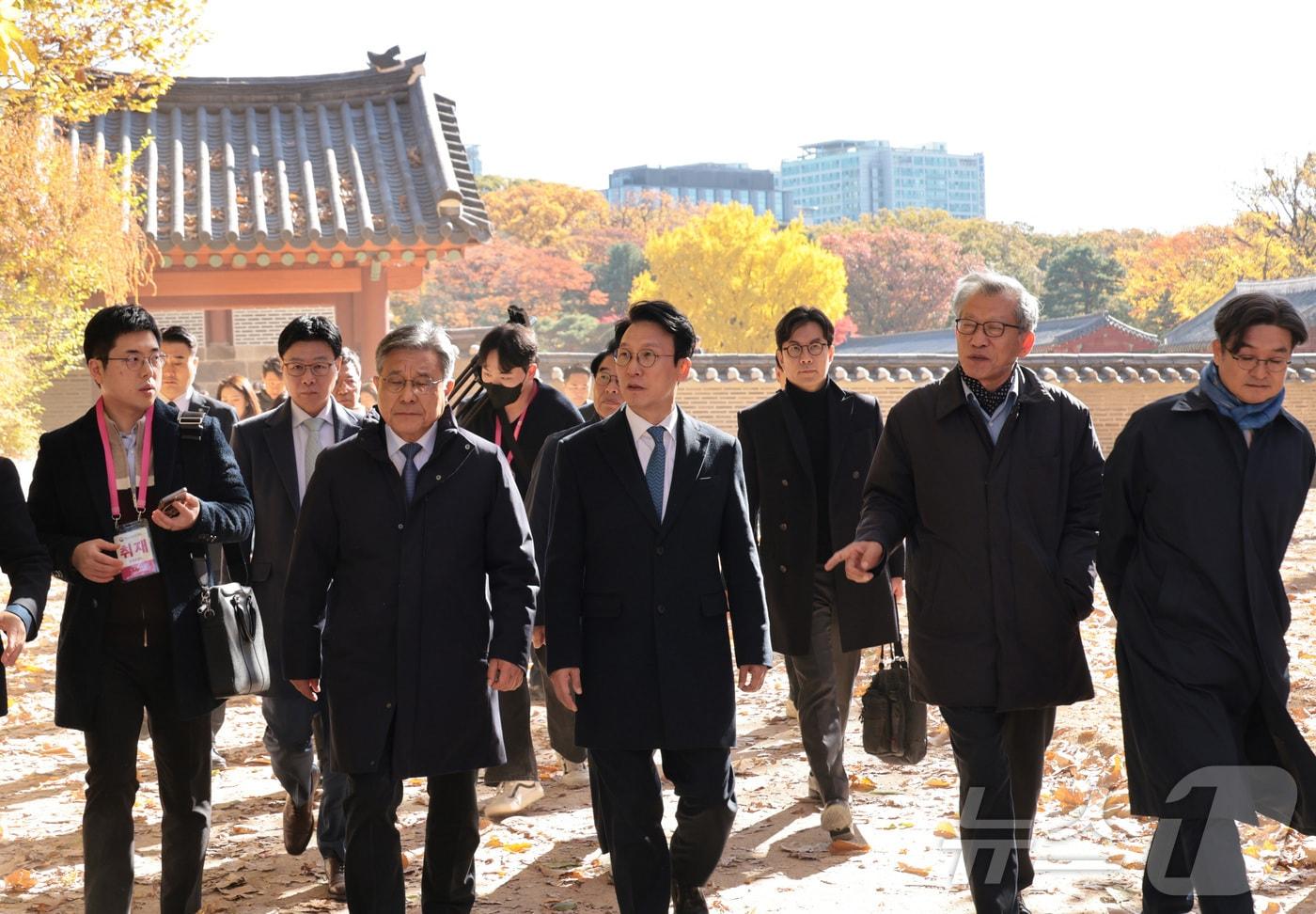 김민석 국무총리가 10일 서울 종로구 유네스코 세계문화유산인 종묘를 찾아 최근 서울시의 세운상가 재개발 계획에 따른 영향을 살펴보고 대책을 점검하고 있다. 이날 종묘 방문에는 허민 국가유산청장, 유홍준 국립중앙박물관장 등이 함께 했다. 2025.11.10/뉴스1 ⓒ News1 청사사진기자단