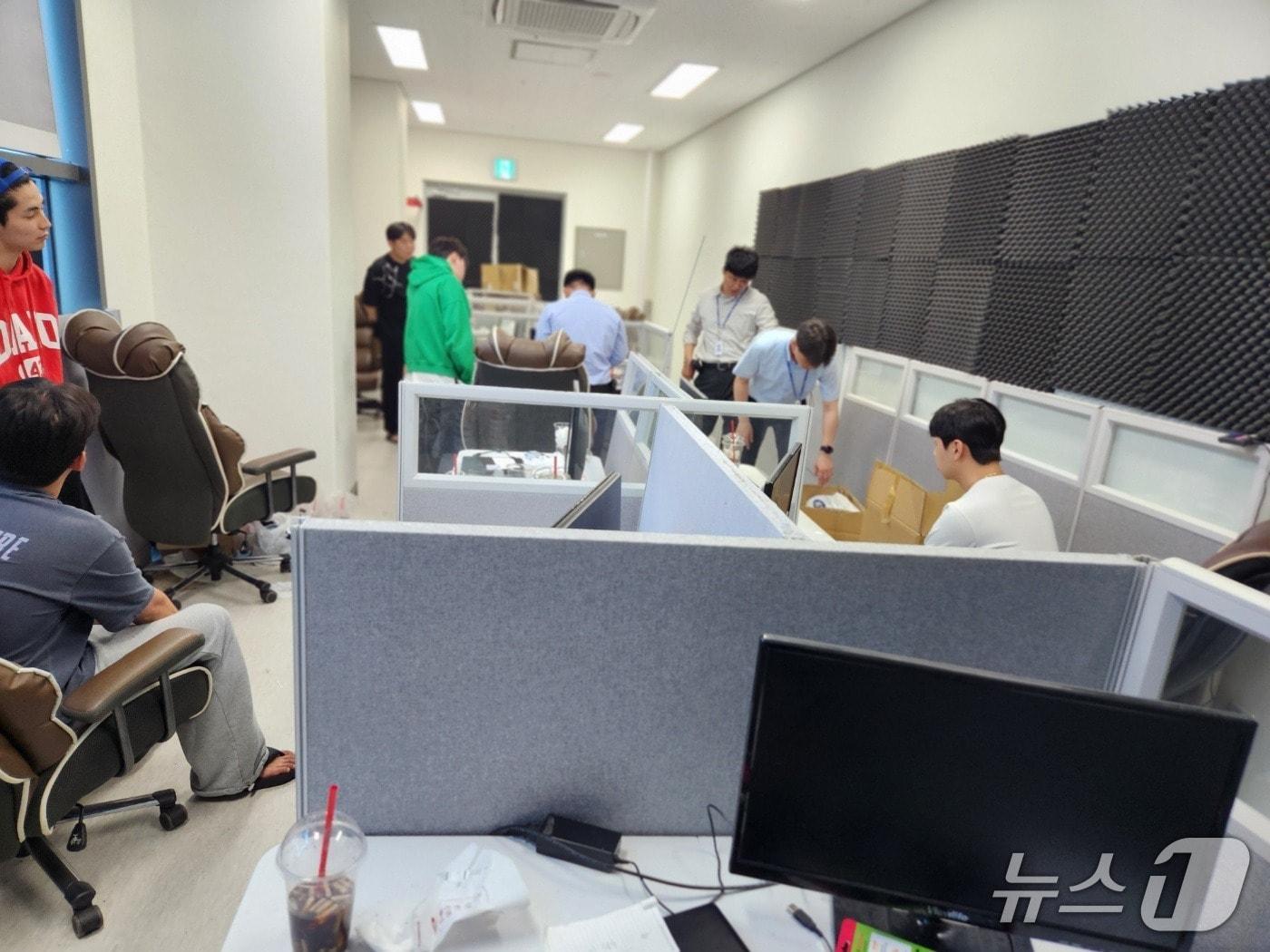 본문 이미지 - 경찰이 적발한 투자사기 조직 사무실.&#40;인천경찰청 제공. 재배포 및 DB금지&#41;2025.11.10/뉴스1