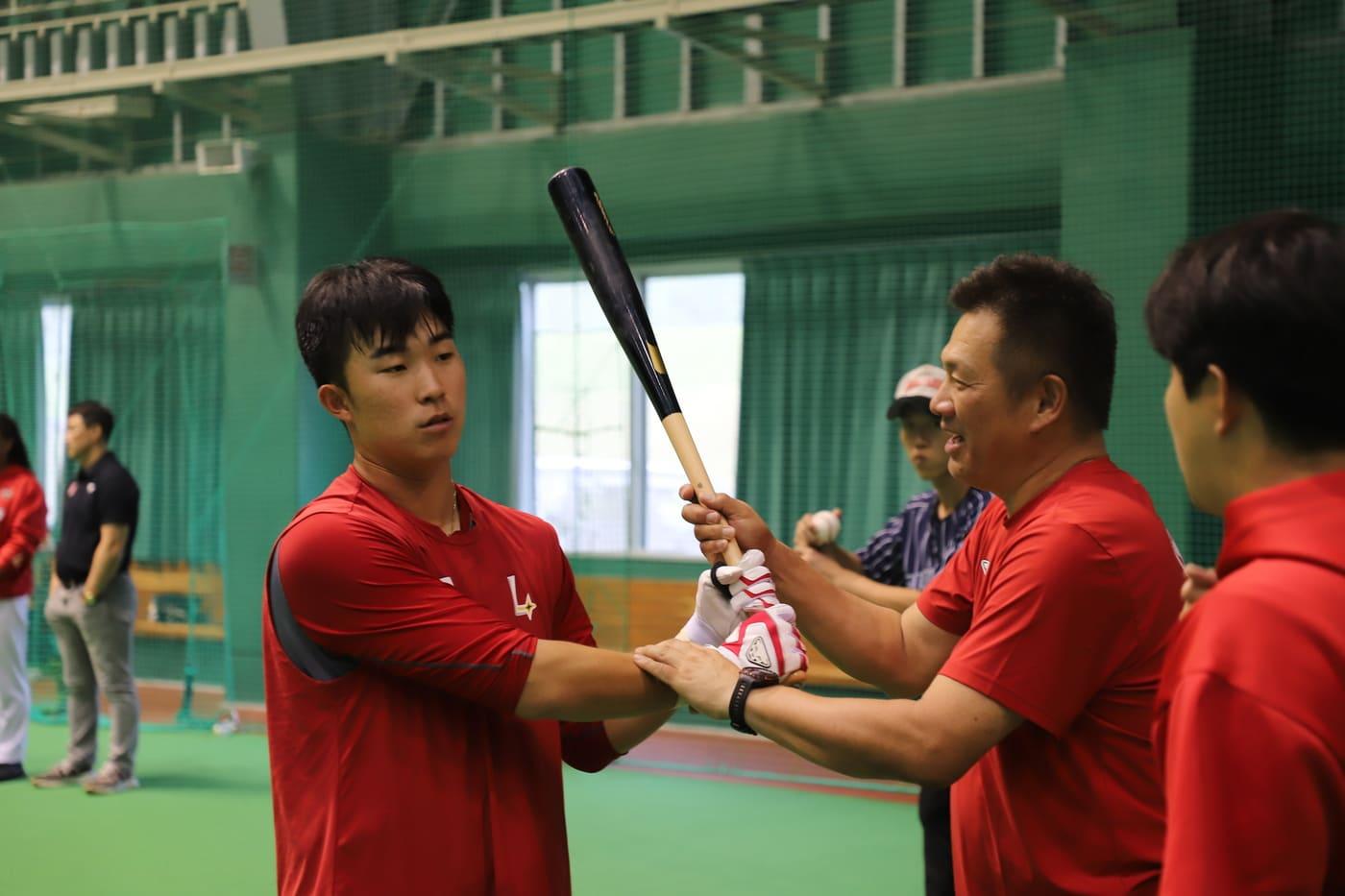 야마사키 다케시 인스트럭터가 9일 SSG 랜더스 가고시마 유망주 육성 캠프에서 타자들을 지도하고 있다. &#40;SSG 랜더스 제공&#41;