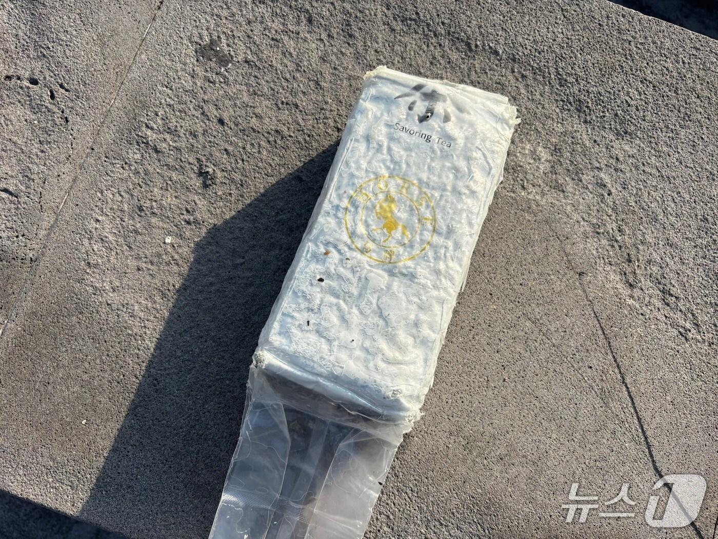 본문 이미지 - 지난 7일 제주시 용담포구에서 발견된 차 봉지로 포장된 마약 케타민.(제주지방해양경찰청 제공. 재판매 및 DB 금지)