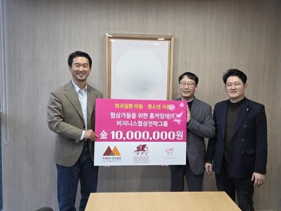 본문 이미지 - 2025년 10월 30일 서울 강남구 법무법인 어센던트율본 사무실에서 열린 희귀질환 아동·청소년 지원 기부금 전달식에서 류재언 대표변호사&#40;왼쪽&#41;가 여울돌 박봉진 이사장&#40;오른쪽&#41;에게 기부증서를 전달하고 있다. 사진=여울돌 제공