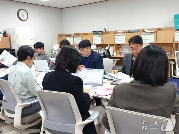 본문 이미지 - 전북교육청 예산과가 10일 전북교육청에서 내년도 예산안에 대해 설명하고 있다./뉴스1