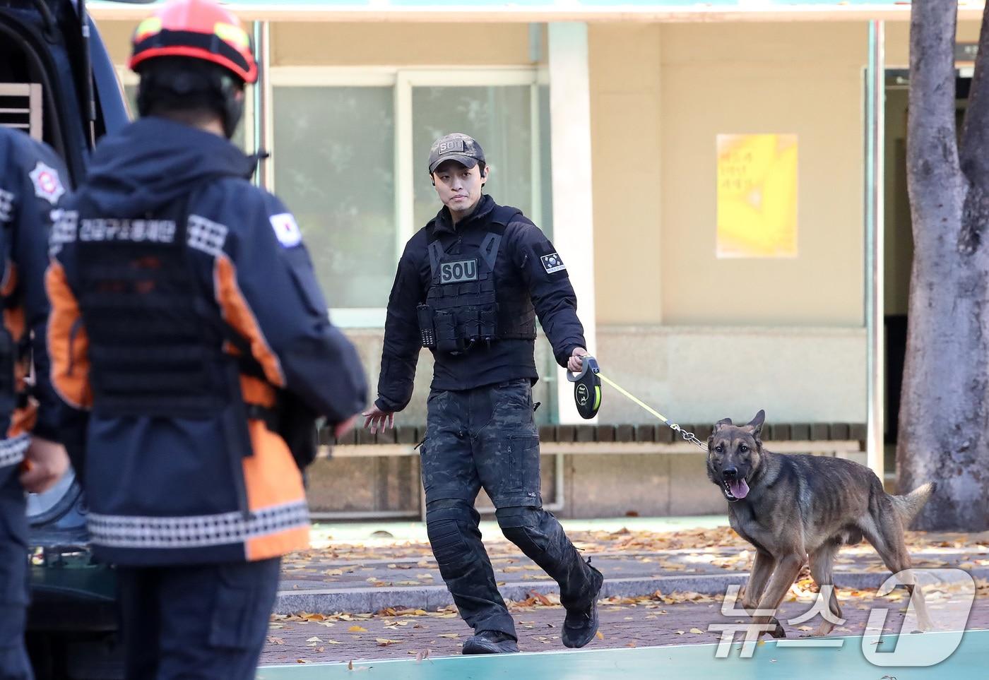 2026학년도 대학수학능력시험을 사흘 앞둔 10일 오전 대구 남구의 한 고등학교에 사제 폭발물을 설치했다는 신고가 접수돼 현장에 투입된 경찰특공대와 탐지견이 학교 구석구석을 수색하고 있다. 2025.11.10/뉴스1 ⓒ News1 공정식 기자