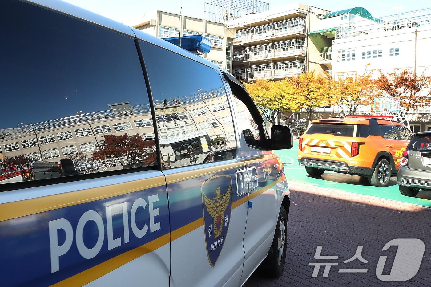 본문 이미지 - 2026학년도 대학수학능력시험을 사흘 앞둔 10일 오전 대구 남구의 고등학교에 사제 폭발물을 설치했다는 신고가 접수돼 수색에 나선 경찰 차량이 학교로 들어가고 있다. 2025.11.10/뉴스1 ⓒ News1 공정식 기자