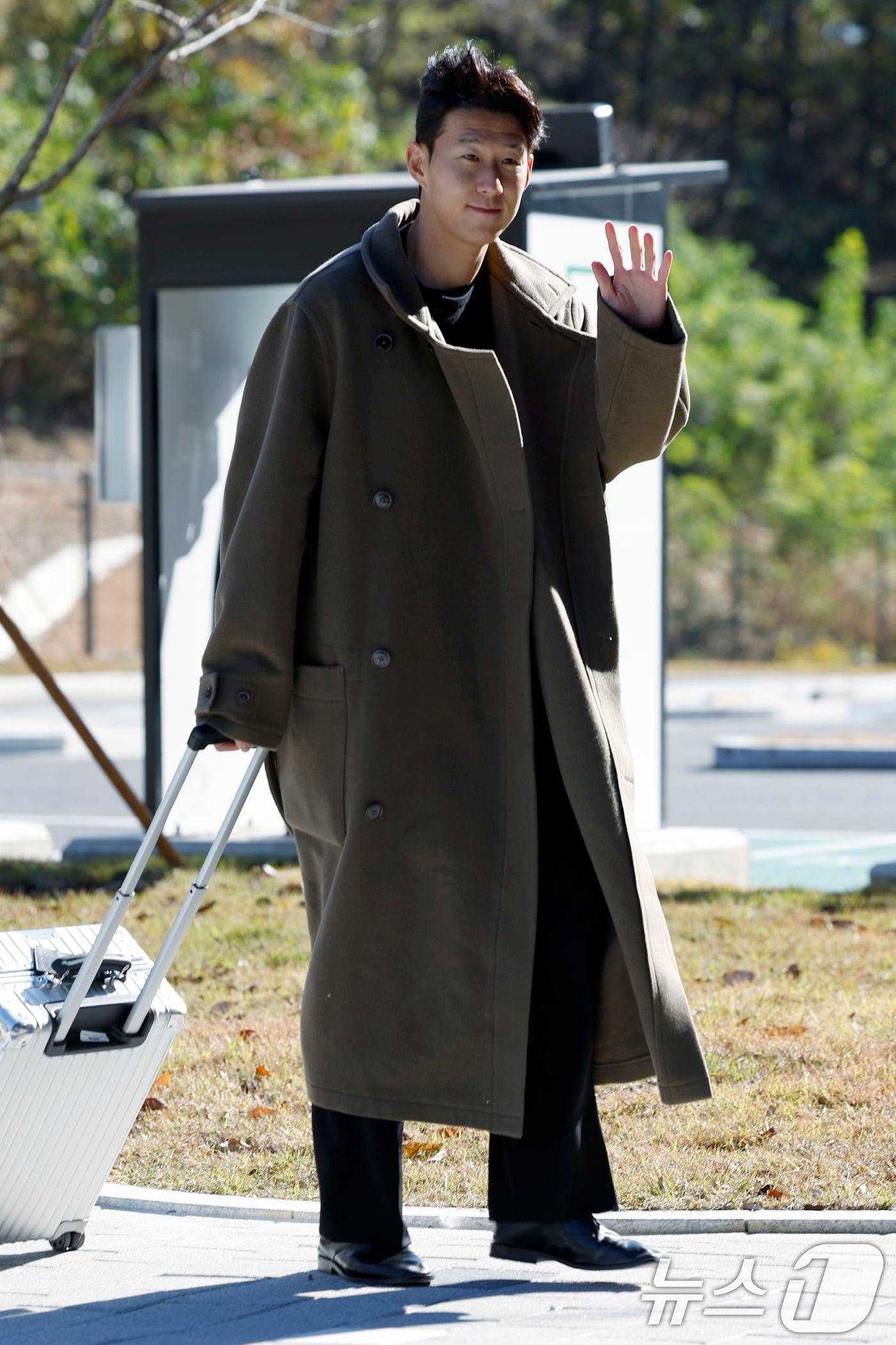 본문 이미지 - 대한민국 축구 국가대표팀 손흥민이 10일 소집 훈련을 위해 충남 천안시 서북구 대한민국축구종합센터에 들어서고 있다. 홍명보 감독이 이끄는 축구대표팀은 오는 14일 대전월드컵경기장에서 볼리비아와 18일 서울월드컵경기장에서 가나와 11월 A매치 친선경기를 갖는다. 2025.11.10/뉴스1 ⓒ News1 박정호 기자