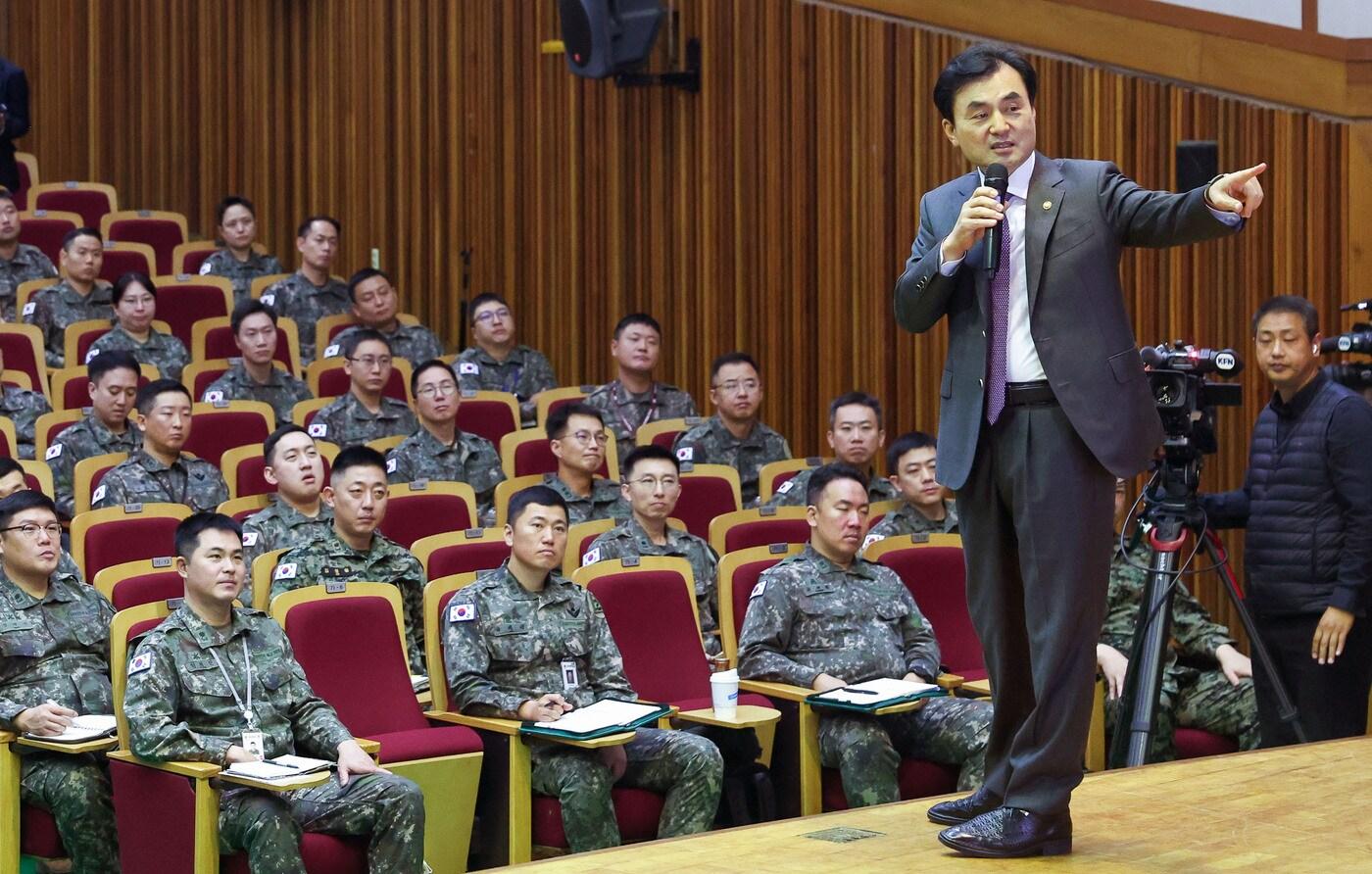 안규백 국방부 장관이 10일 대전 자운대 육군대학에서 예비 대대장들을 대상으로 특별강연을 하고 있다.(국방부 제공)