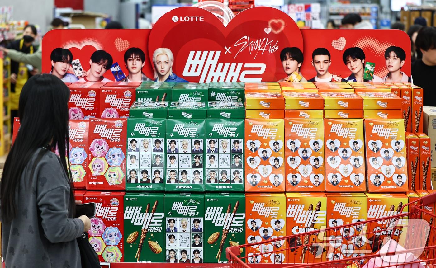 빼빼로데이를 하루 앞둔 10일 서울 시내의 한 대형마트에서 고객이 빼빼로 제품을 살펴보고 있다. 2025.11.10/뉴스1 ⓒ News1 김도우 기자