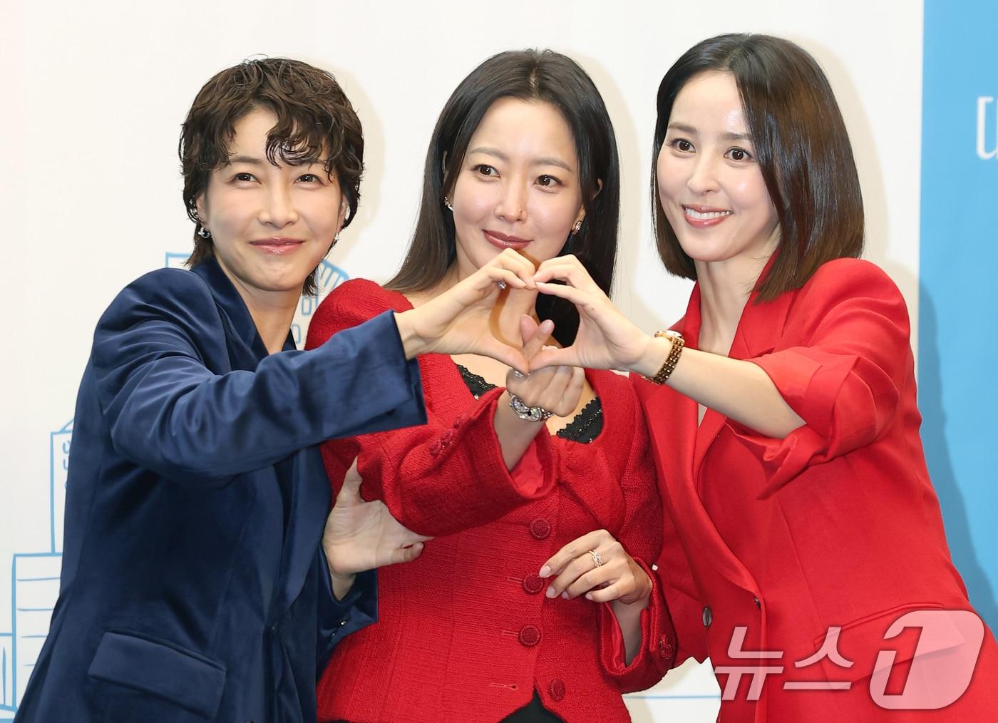 본문 이미지 - 배우 진서연(왼쪽부터)과 김희선, 한혜진이 10일 오후 서울 상암동 스탠포드호텔에서 열린 TV 조선 새 월화미니시리즈 ‘다음생은 없으니까’ 제작발표회에 참석해 포즈를 취하고 있다. ‘다음생은 없으니까’는 매일 같은 하루, 육아 전쟁과 쳇바퀴 같은 직장생활에 지쳐가는, 마흔하나 세 친구의 더 나은 ‘완생’을 위한 좌충우돌 코믹 성장기를 그렸다. 2025.11.10/뉴스1 ⓒ News1 권현진 기자