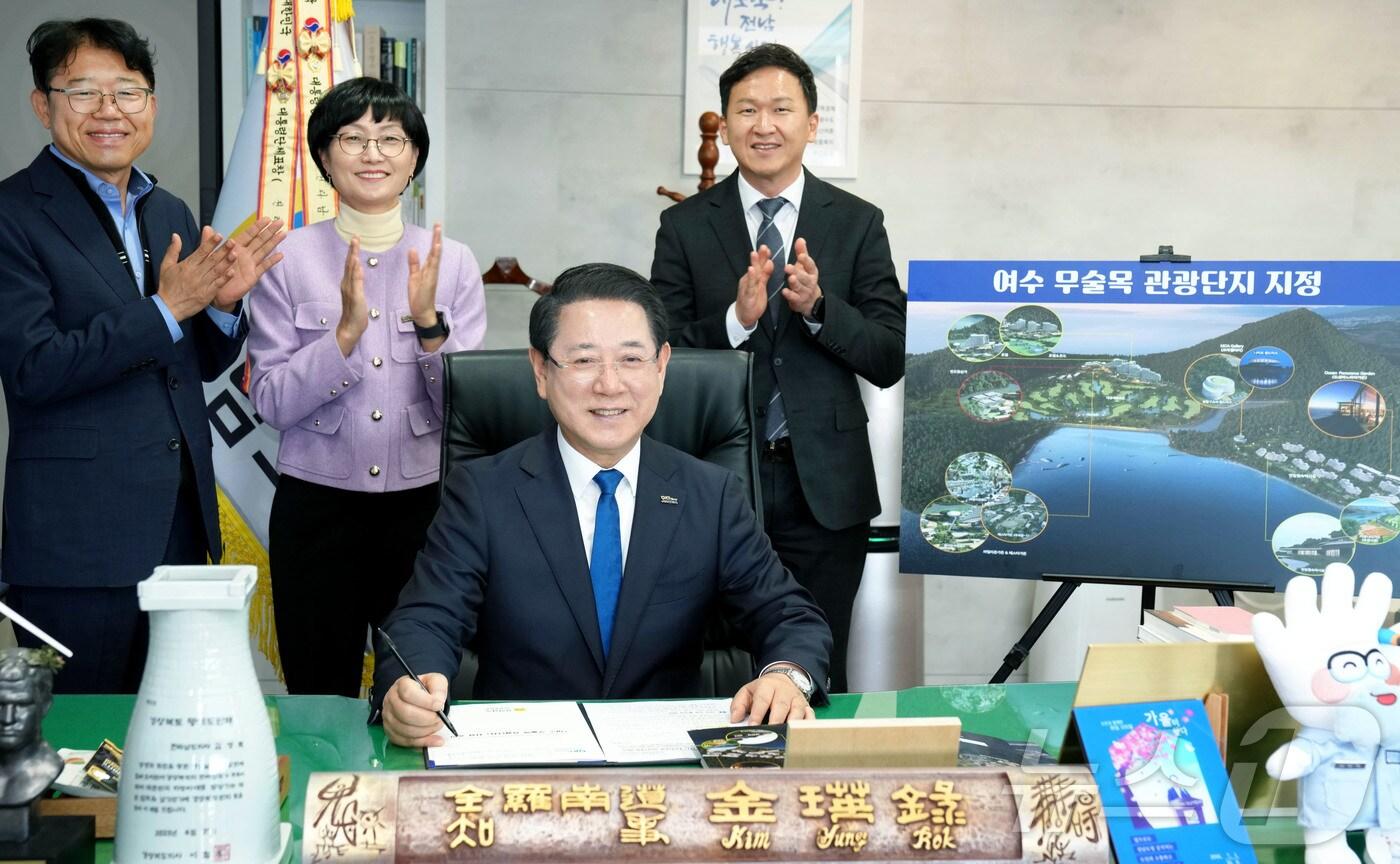 김영록 전라남도지사가 10일 도청 집무실에서 남해안권 대표 체류형 관광단지로 조성될 ‘여수 무술목 관광단지’ 지정 승인서에 서명을 하고 있다.&#40;전남도 제공. 재판매 및 DB금지&#41;2025.11.10/뉴스1