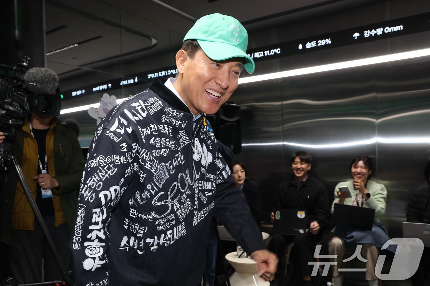오세훈 서울시장이 10일 오후 서울 지하철5호선 여의나루역 러너스테이션에서 열린 지속가능한 러닝문화 조성을 위한 간담회에 참석하고 있다. 2025.11.10/뉴스1 ⓒ News1 이광호 기자