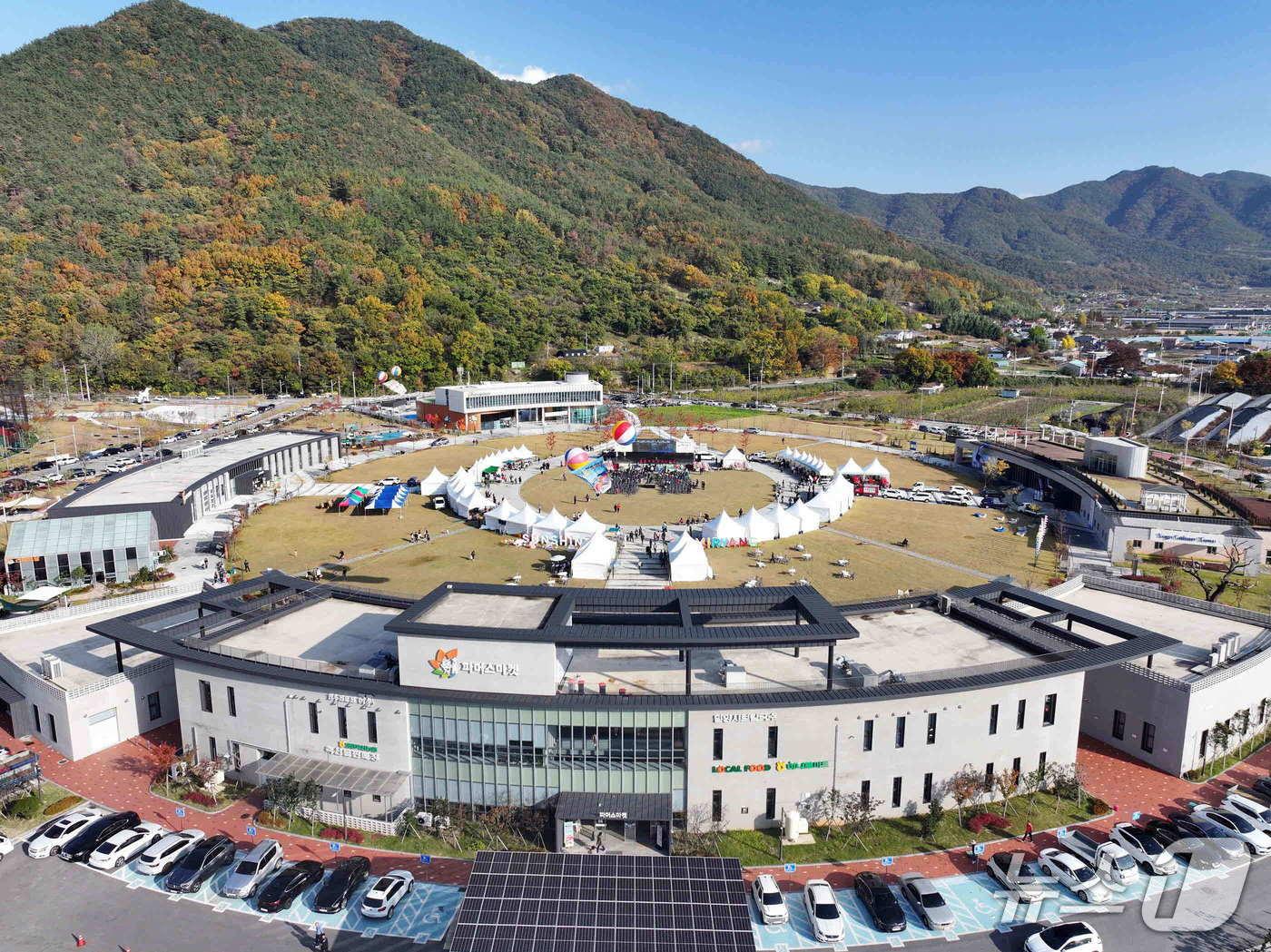 본문 이미지 - 지난 8일~9일 선샤인 밀양 테마파크에서 밀양 대추 & 얼음골 사과 대축제가 열리고 있다.&#40;밀양시 제공. 재판매 및 DB금지&#41;