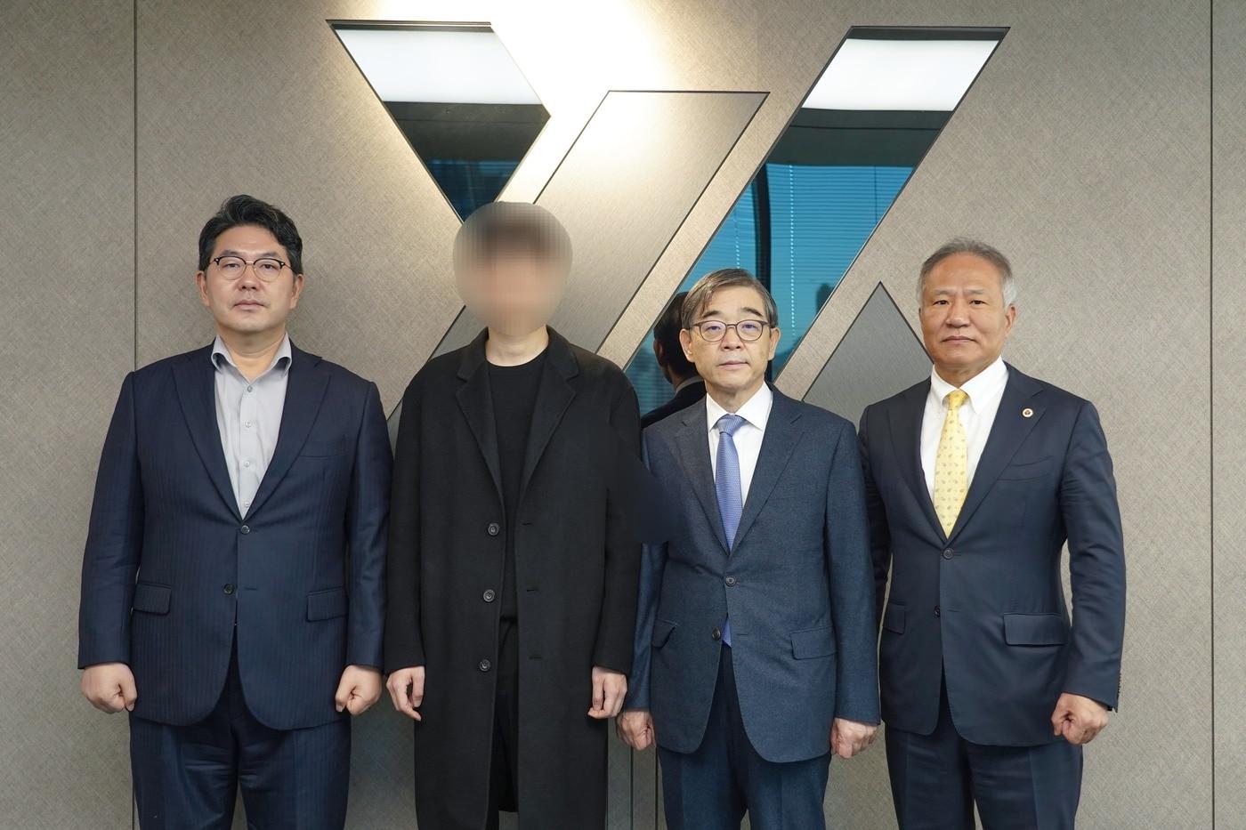 강경훈 법무법인 와이케이 대표변호사&#40;왼쪽부터&#41;와 전공의 류 모씨, 권순일 전 대법관, 황규석 서울시의사회장.&#40;서울시의사회 제공&#41;