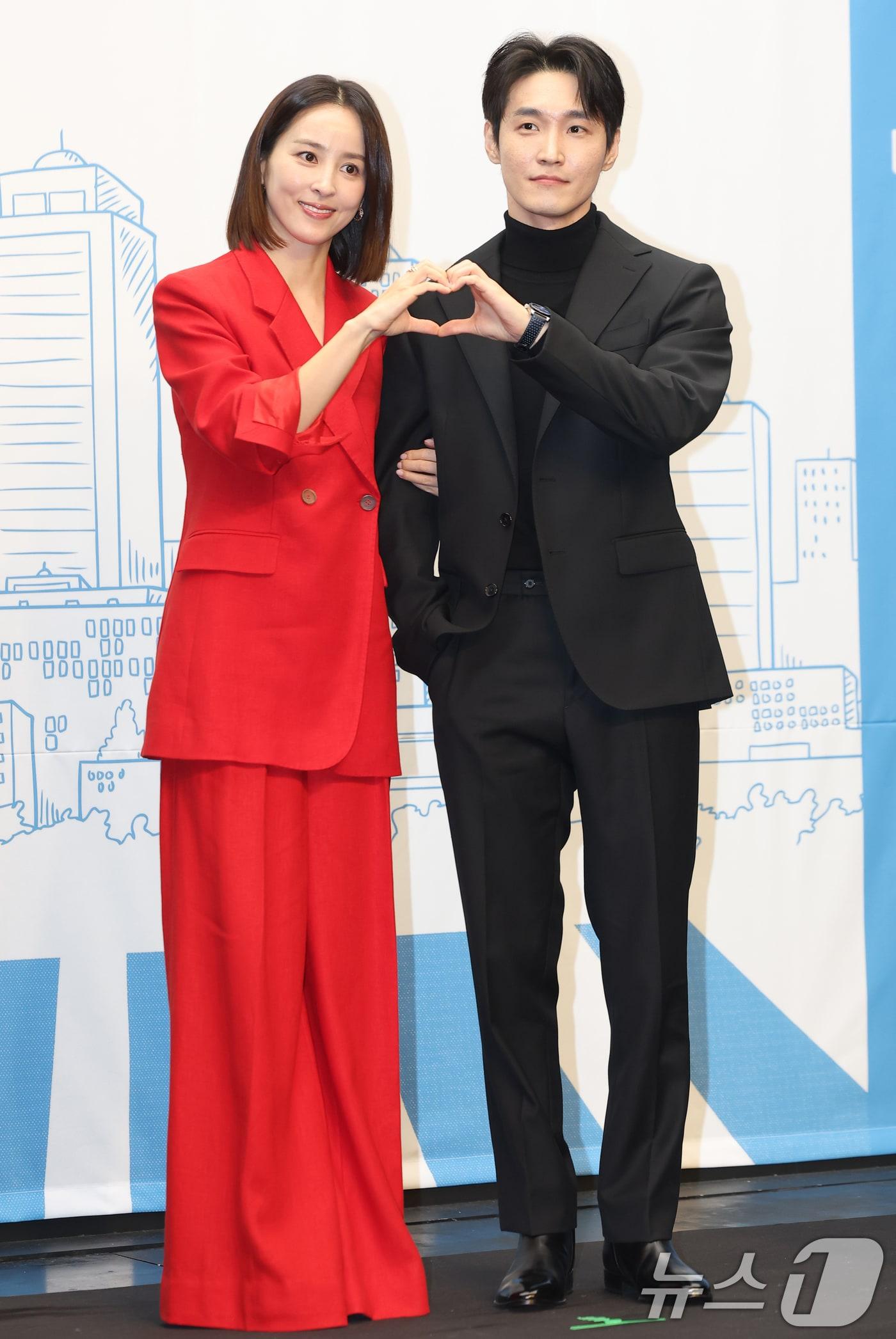 본문 이미지 - 배우 한혜진과 장인섭(오른쪽)이 10일 오후 서울 상암동 스탠포드호텔에서 열린 TV 조선 새 월화미니시리즈 ‘다음생은 없으니까’ 제작발표회에 참석해 포즈를 취하고 있다. ‘다음생은 없으니까’는 매일 같은 하루, 육아 전쟁과 쳇바퀴 같은 직장생활에 지쳐가는, 마흔하나 세 친구의 더 나은 ‘완생’을 위한 좌충우돌 코믹 성장기를 그렸다. 2025.11.10/뉴스1 ⓒ News1 권현진 기자