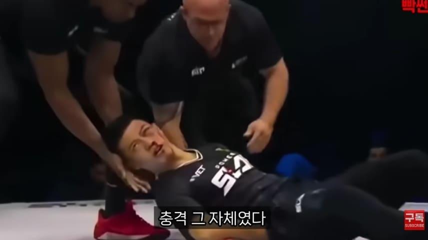 본문 이미지 - 중국 유명 전통 무술 '통배권(通背拳)'의 7대 계승자가 '파워 슬랩' 대회에서 카자흐스탄 상대 선수에게 패배했다. 출처=유튜브 채널 '빡센'