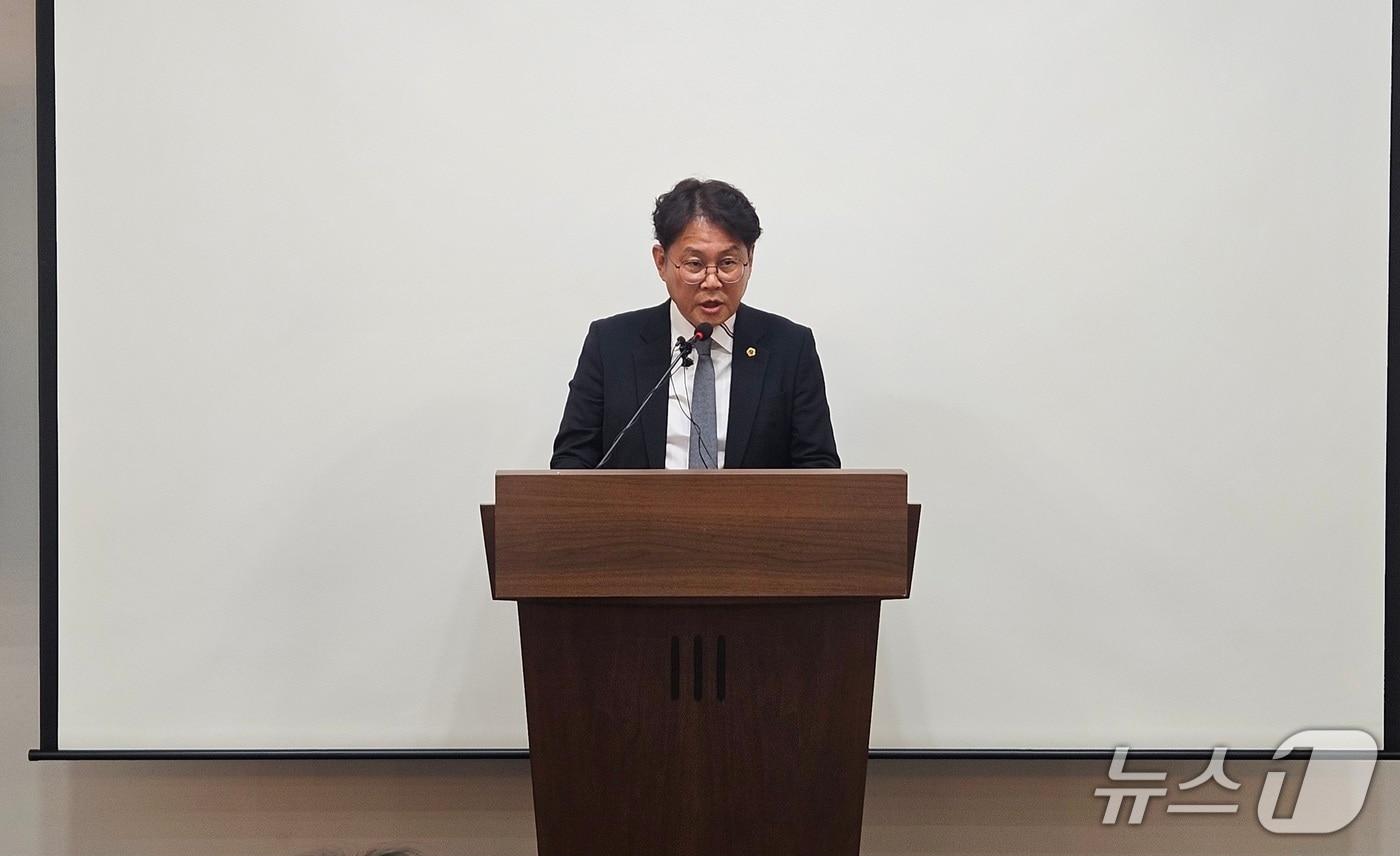 기자회견 발언하는 이정범 충북도의회 교육위원장.2025.11.10/뉴스1 이재규 기자 