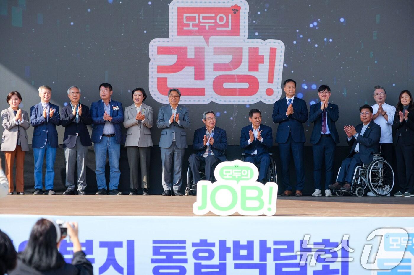 강기정 광주시장이 지난 7일 오전 시청 야외광장에서 열린 &#39;2025 장애인복지 통합박람회&#39;에 참석해 개막 세리머니를 하고 있다.&#40;광주시 제공. 재판매 및 DB 금지&#41; 